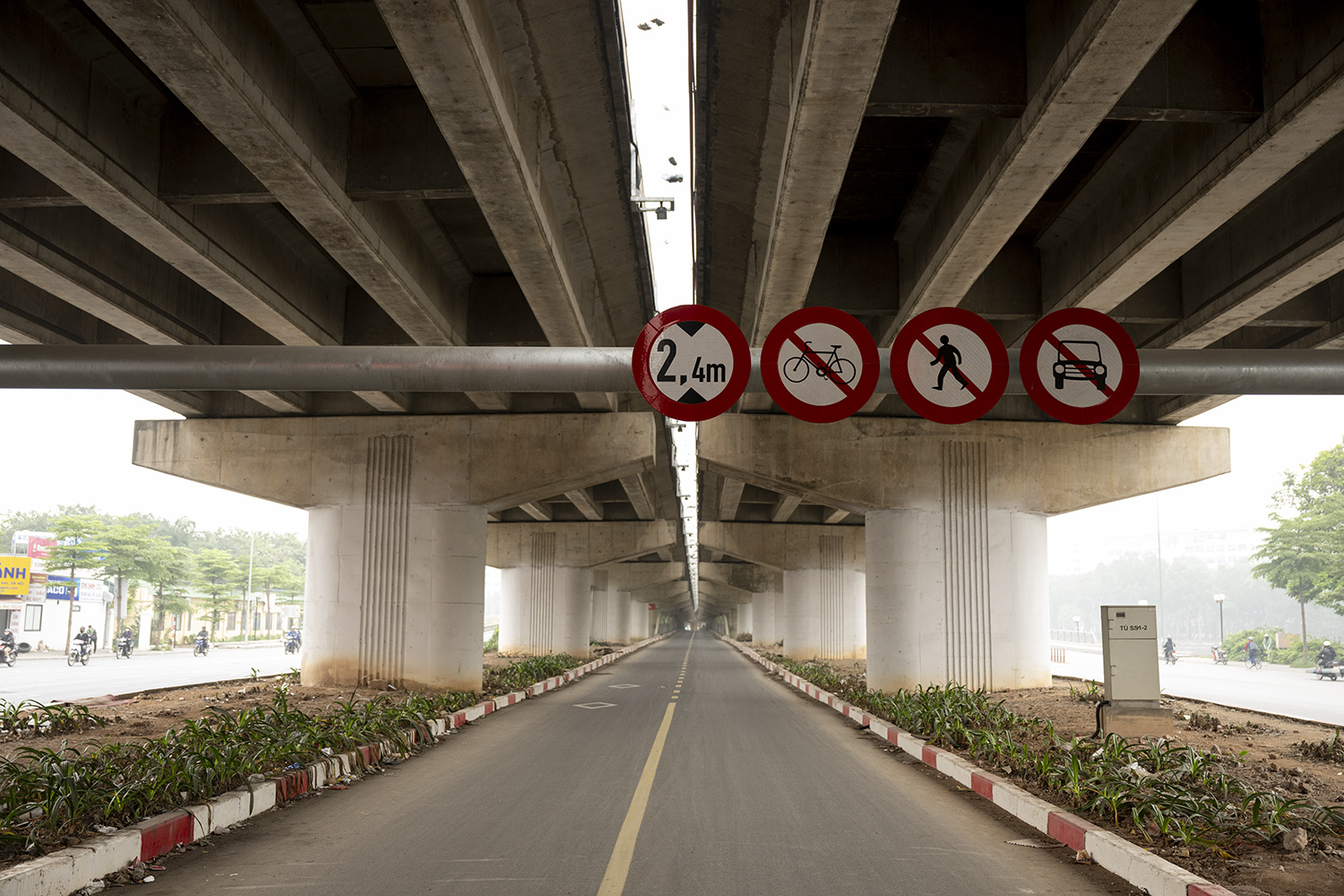 Hình ảnh không ngờ ở cây cầu có kiến trúc giống cầu cổ, giúp tài xế tránh nắng mưa - 11