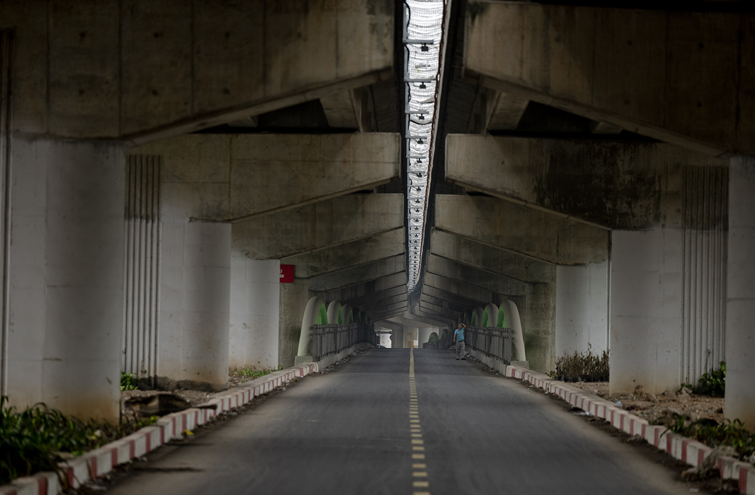 Hình ảnh không ngờ ở cây cầu có kiến trúc giống cầu cổ, giúp tài xế tránh nắng mưa - 12