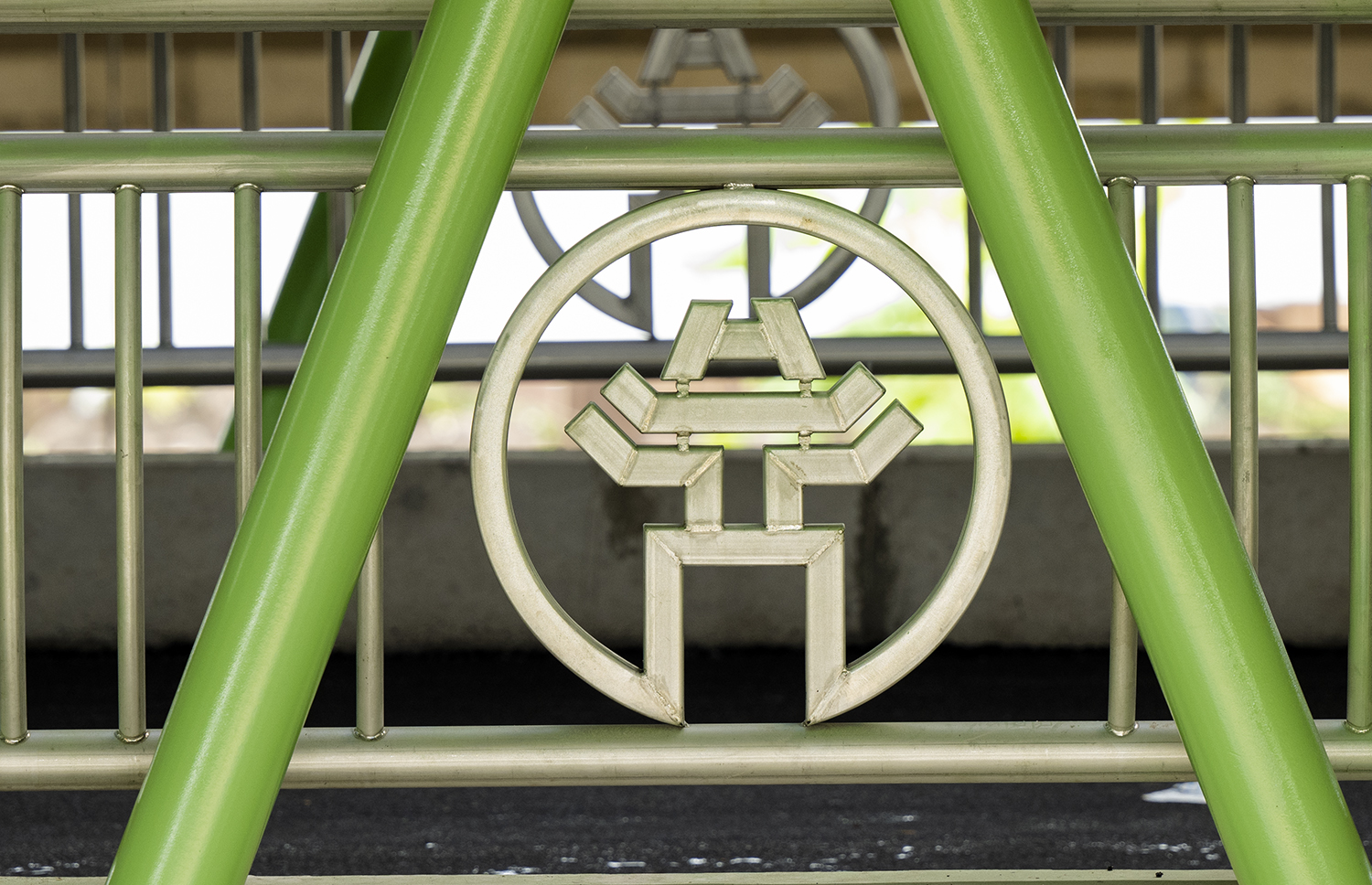 Hình ảnh không ngờ ở cây cầu có kiến trúc giống cầu cổ, giúp tài xế tránh nắng mưa - 8