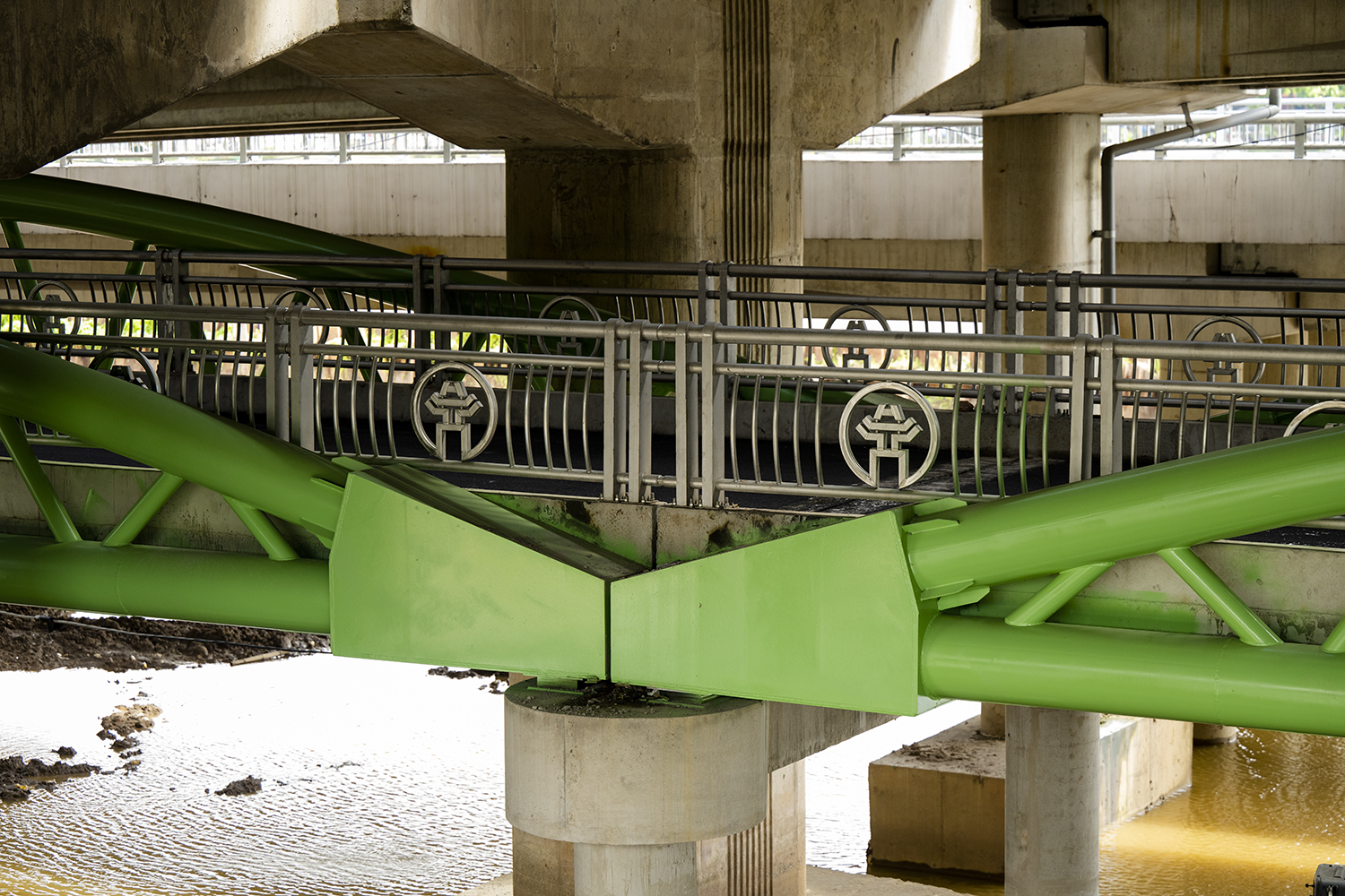 Hình ảnh không ngờ ở cây cầu có kiến trúc giống cầu cổ, giúp tài xế tránh nắng mưa - 9