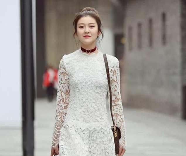 Trào lưu mặc váy ren xuống phố - 4