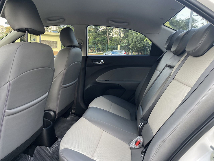 Đánh giá Kia Soluto: Mẫu xe hướng đến người kinh doanh dịch vụ vận chuyển - 10