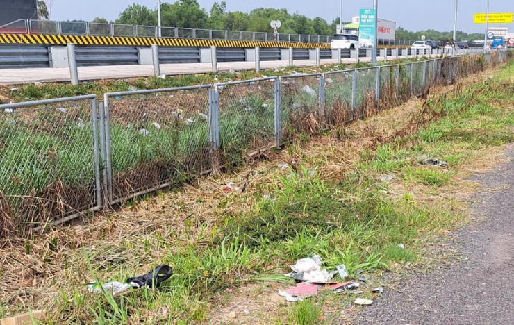 Phát hiện nhiều CMND, sổ hộ khẩu và con dấu trên đường dân sinh cao tốc Trung Lương - Mỹ Thuận - 1