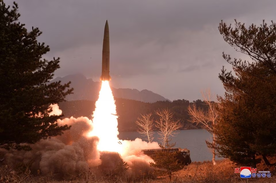 Triều Tiên tuyên bố về loại tên lửa đạn đạo mới, gửi cảnh báo &#34;lạnh gáy&#34; tới các đối thủ - 1
