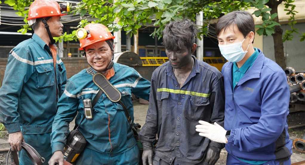 Hai công nhân than bị mắc kẹt trong hầm lò hơn 12 giờ - 1