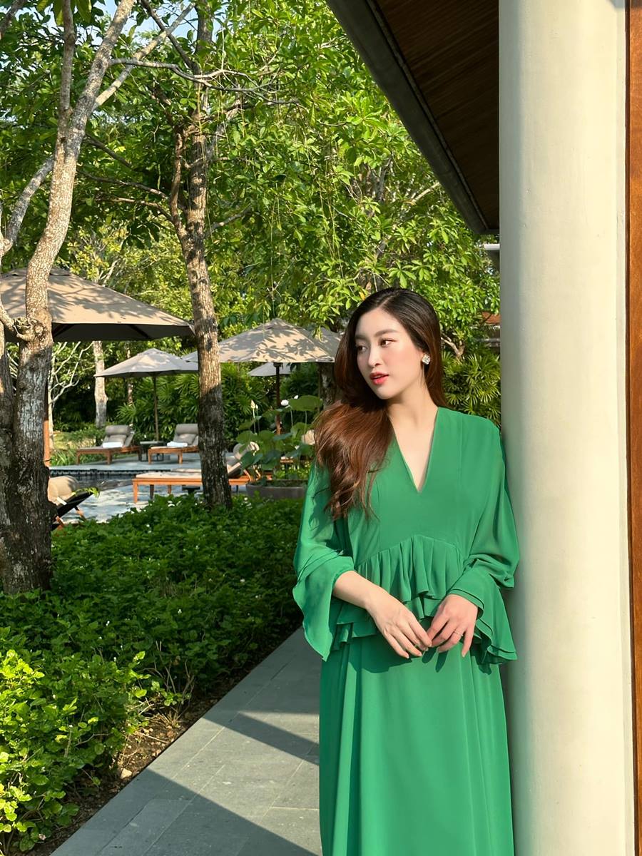 Vợ chủ tịch CLB Hà Nội mặc đơn giản vẫn sáng bừng vì gương mặt phúc hậu - 5
