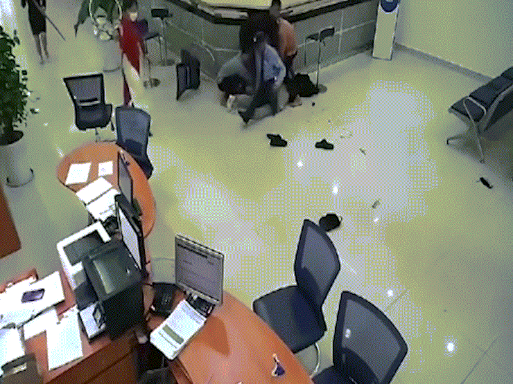 Clip các nữ nhân viên ngân hàng phụ giúp anh bảo vệ khống chế, trói tên cướp