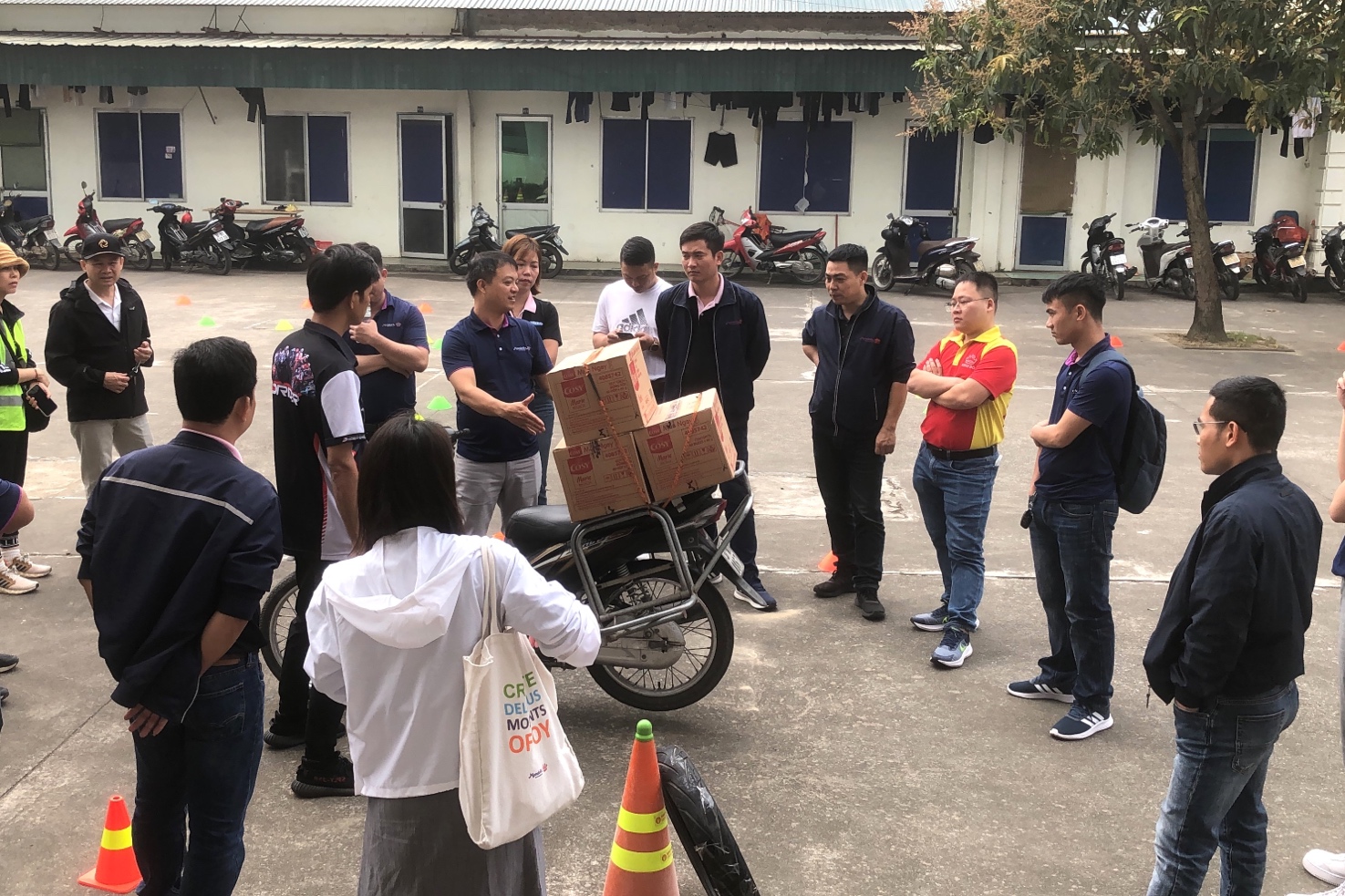 Mondelez Kinh Đô huấn luyện phòng vệ lái xe an toàn cho nhân viên bán hàng - 3