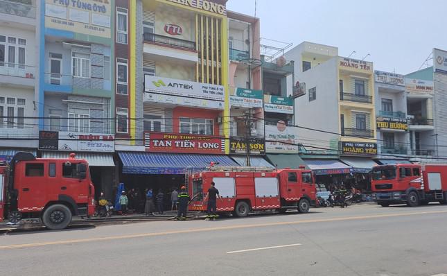 Cháy lớn giữa trưa ở Bình Định, hơn 30 chiến sĩ tới hiện trường dập lửa - 2