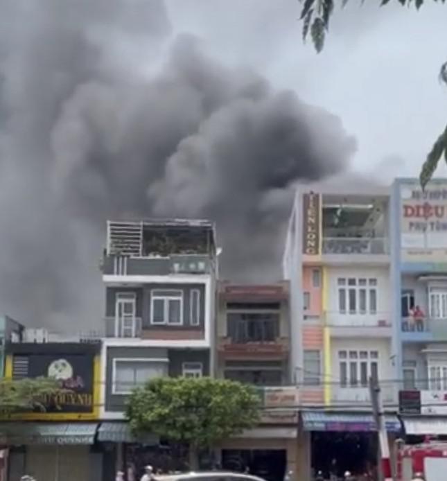 Cháy lớn giữa trưa ở Bình Định, hơn 30 chiến sĩ tới hiện trường dập lửa - 1