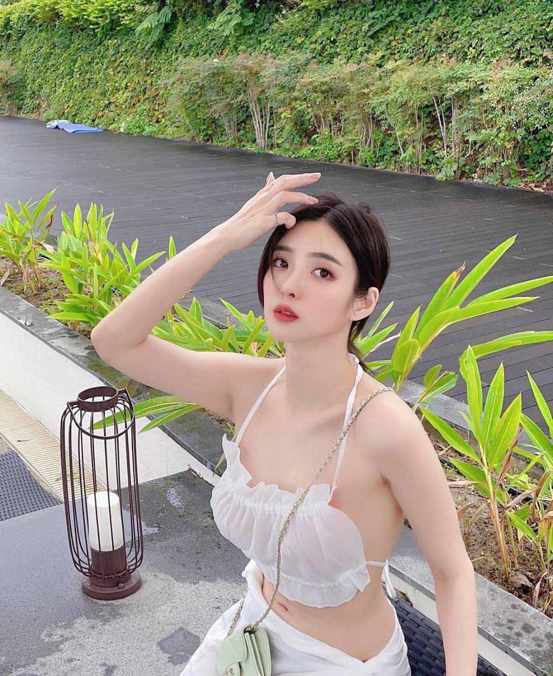 Người đẹp vô danh xinh như mộng, mặc áo yếm lỏng lẻo vẫn đẹp Người Đẹp Vô Danh Xinh Như Mộng, Mặc Áo Yếm Lỏng Lẻo Vẫn Đẹp