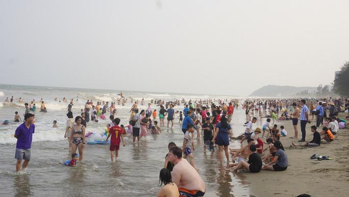 Bãi biển Sầm Sơn ken đặc người trước giờ khai hội 2023 - 3