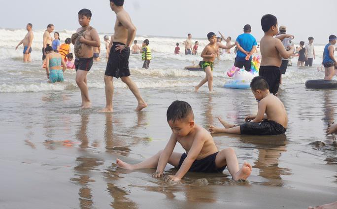 Bãi biển Sầm Sơn ken đặc người trước giờ khai hội 2023 - 2