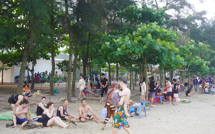 Bãi biển Sầm Sơn ken đặc người trước giờ khai hội 2023 - 7