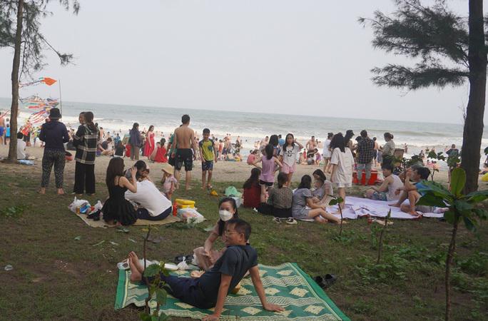 Bãi biển Sầm Sơn ken đặc người trước giờ khai hội 2023 - 8