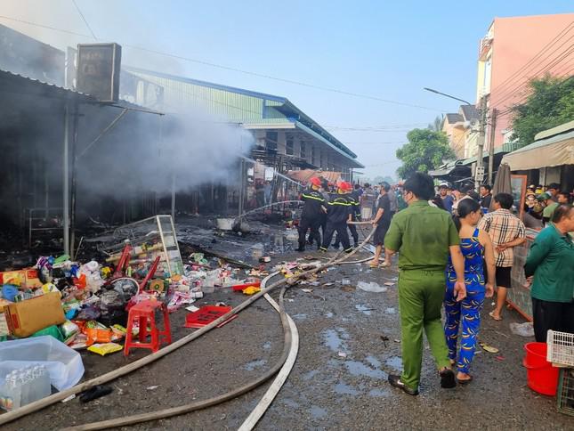 Cháy chợ Bình Thành ở Đồng Tháp, ước thiệt hại gần chục tỷ đồng - 1
