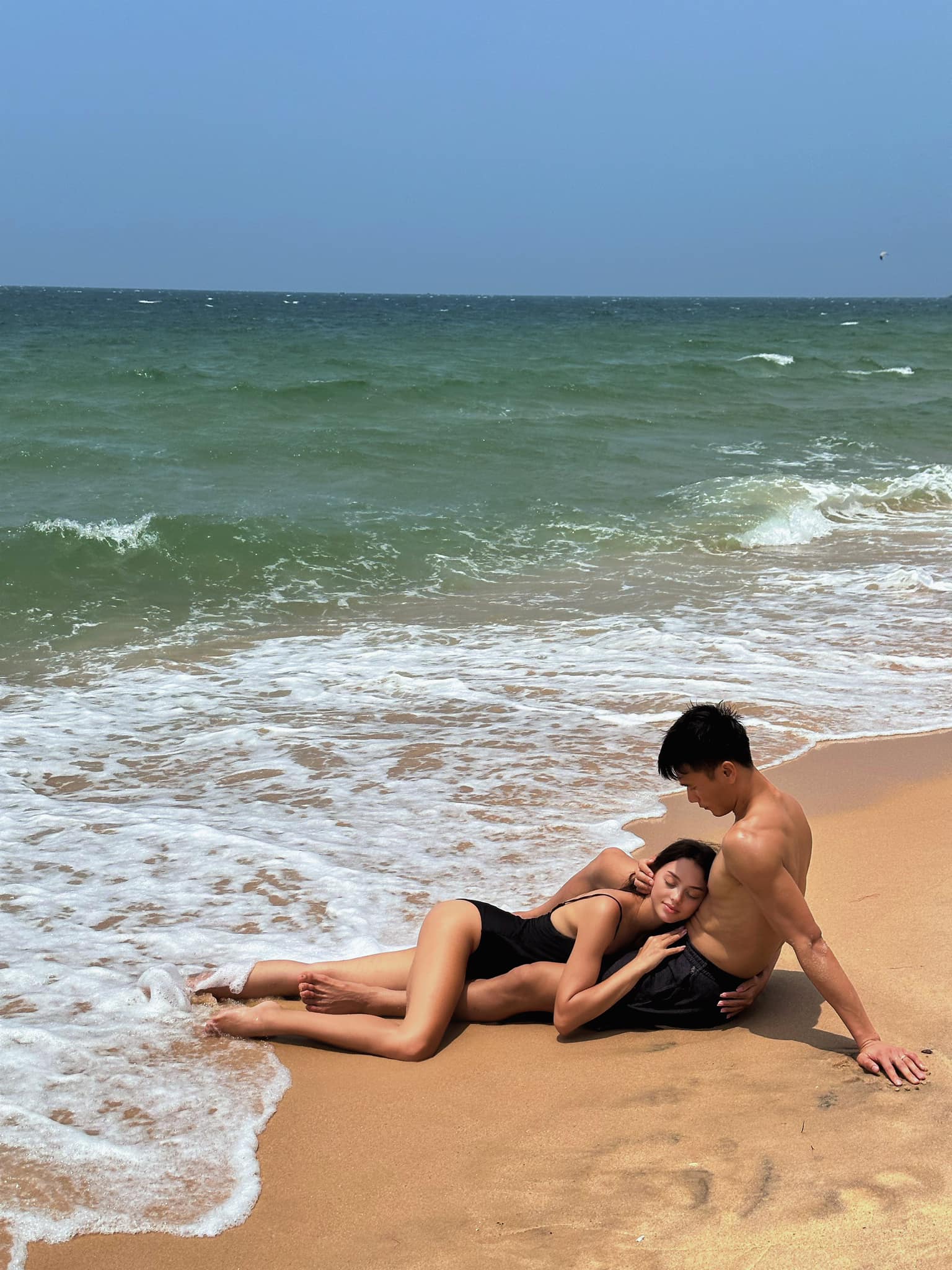 Bùi Tiến Dũng hạnh phúc bên vợ Tây 2k, bàn tay gây chú ý - 1