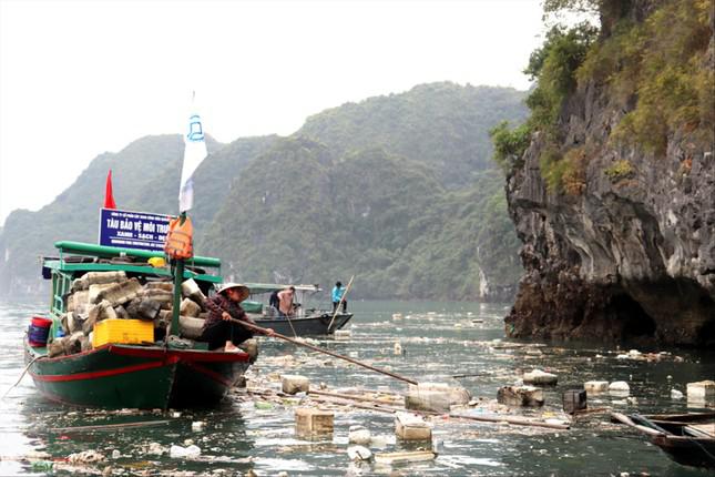 Vịnh Hạ Long &#34;ngộp thở&#34; vì rác - 1