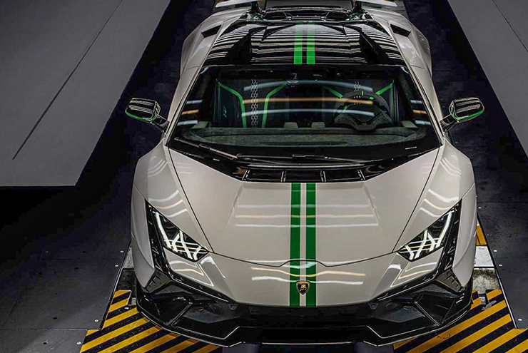 Siêu xe mô hình Lamborghini dát vàng giá 5 triệu USD đẹp long lanh