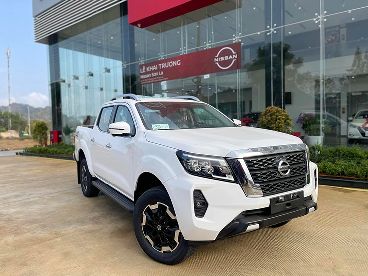 Xe bán tải Nissan Navara giảm giá gần 200 triệu đồng tại Việt Nam - 1