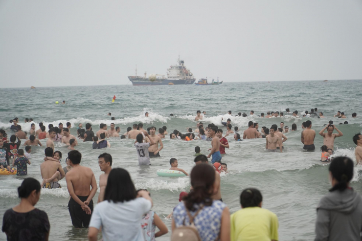 Biển Đà Nẵng đông nghịt, du khách hào hứng check-in, nhảy sóng - 2