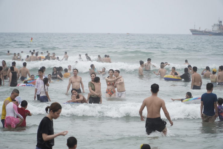 Biển Đà Nẵng đông nghịt, du khách hào hứng check-in, nhảy sóng - 3