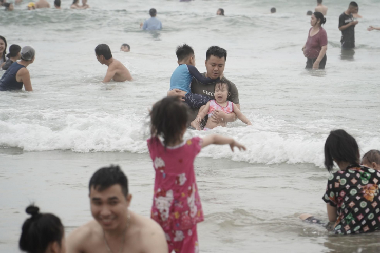 Biển Đà Nẵng đông nghịt, du khách hào hứng check-in, nhảy sóng - 4