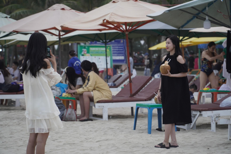 Biển Đà Nẵng đông nghịt, du khách hào hứng check-in, nhảy sóng - 7