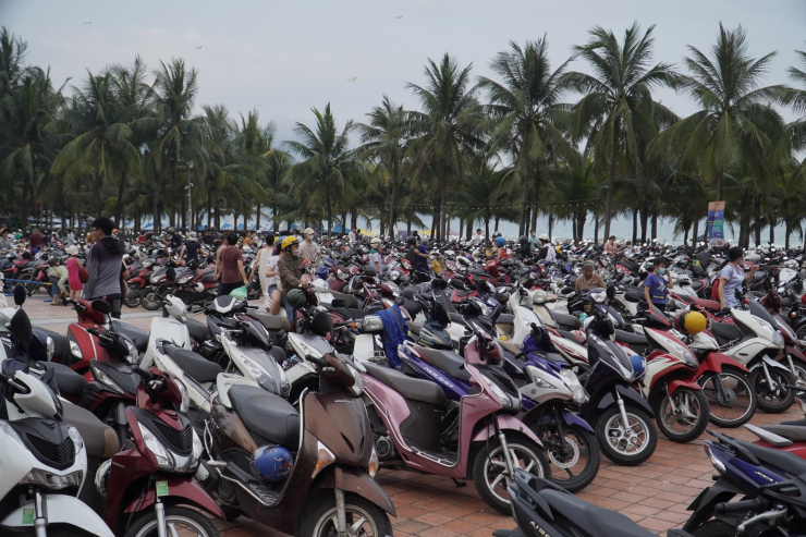 Biển Đà Nẵng đông nghịt, du khách hào hứng check-in, nhảy sóng - 8