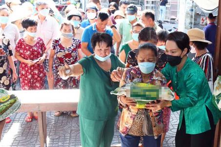 Việt Hương trao 10 tấn gạo cho người dân dịp 10 năm giỗ mẹ