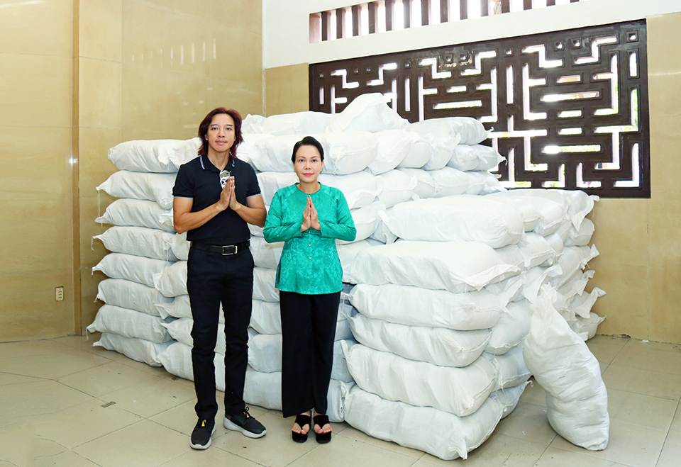 Việt Hương trao 10 tấn gạo cho người dân dịp 10 năm giỗ mẹ - 1