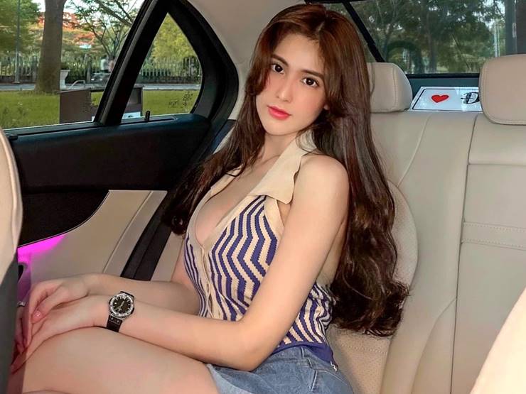 Đinh Triệu Đoan Nghi là hot girl 10X quê Đồng Tháp, nổi tiếng sau khi ủng hộ đội tuyển U23 Việt Nam. 
