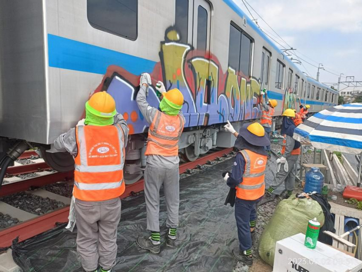 2 vòng bảo vệ, tàu metro số 1 vẫn bị vẽ bậy - 1