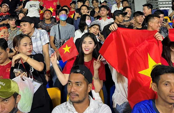 Mới đây, Quỳnh Alee gây chú ý khi xuất hiện trên khán đài, cổ vũ cho đội tuyển Việt Nam trong trận đấu với U22 Malaysia.
