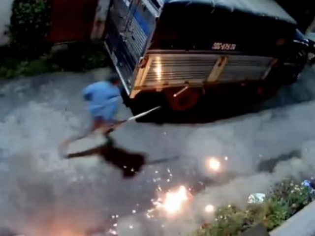 Clip: ”Bom xăng” bùng sáng trong đêm ở Đồng Nai