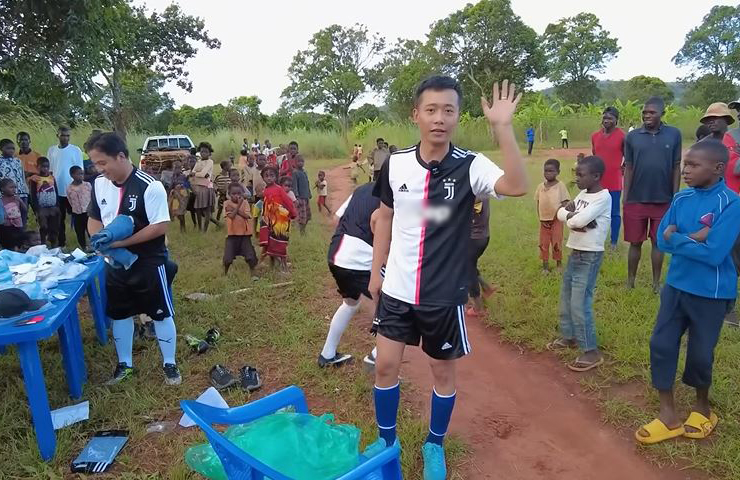 Quang Linh Vlogs (tên thật Phạm Quang Linh) vừa cùng cộng đồng người Việt Nam tại Angola tham gia trận đấu giao hữu bóng đá.
