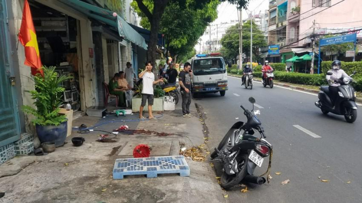 Mô tô văng lên vỉa hè trúng xe máy, thanh niên tử vong - 2