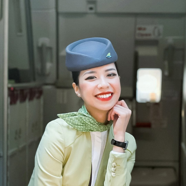 Tống Khánh Linh (SN 1998, quê ở Đắk Lắk) nhận được rất nhiều sự quan tâm vào năm 2020 khi cô nàng lên chức tiếp viên trưởng của một hãng hàng không khi mới chỉ 21 tuổi. 
