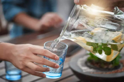 Kiểu uống nước nào vào mùa hè như ”thuốc độc” có thể gây sốc nhiệt, đột quỵ?