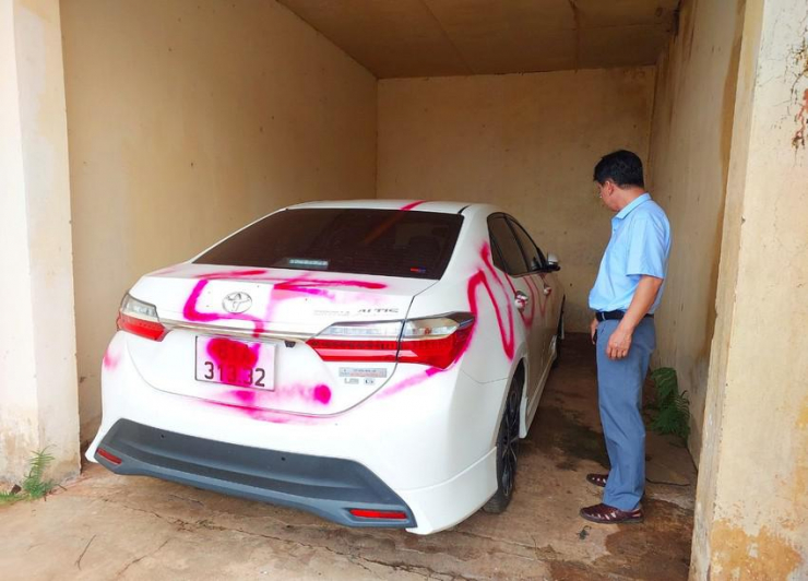 Xe ô tô của giám đốc bị xịt sơn ngay tại cơ quan - 1