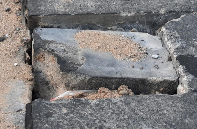 Vì sao phố đi bộ gần 100 tỷ đồng tại Huế mới khai trương phải khoan gỡ mặt đá lát? - 1