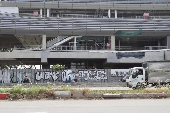 Đột kích nơi tàu metro Bến Thành - Suối Tiên bị vẽ bậy - 3