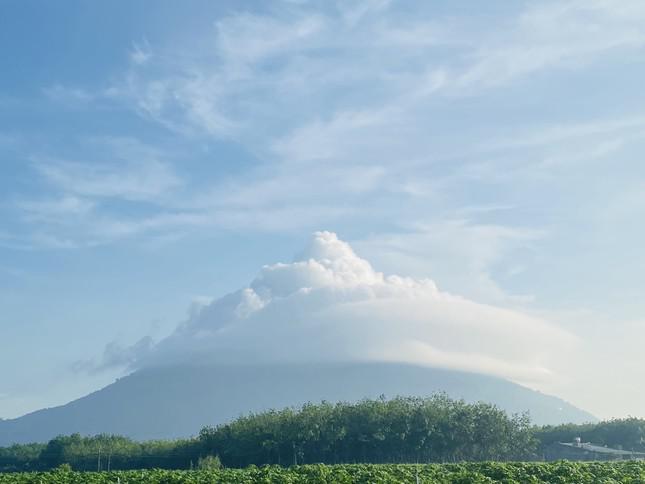 ‘Mũ mây’ tái xuất tại núi Bà Đen Tây Ninh - 1