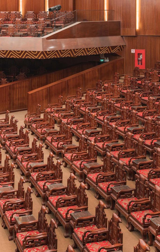 Nhà hát hơn 240 tỉ đồng gây tranh cãi bởi hàng ghế gỗ &#34;bề thế&#34; tốn kém - 1