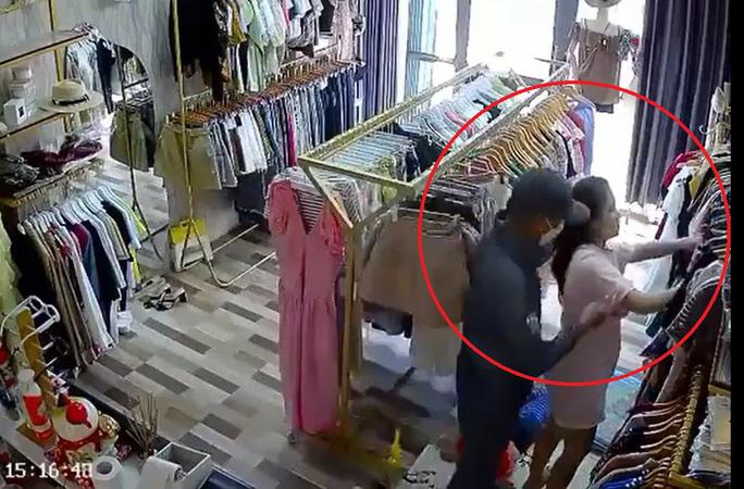 Bắt tên cướp dùng dao khống chế người phụ nữ ở cửa hàng quần áo - 1