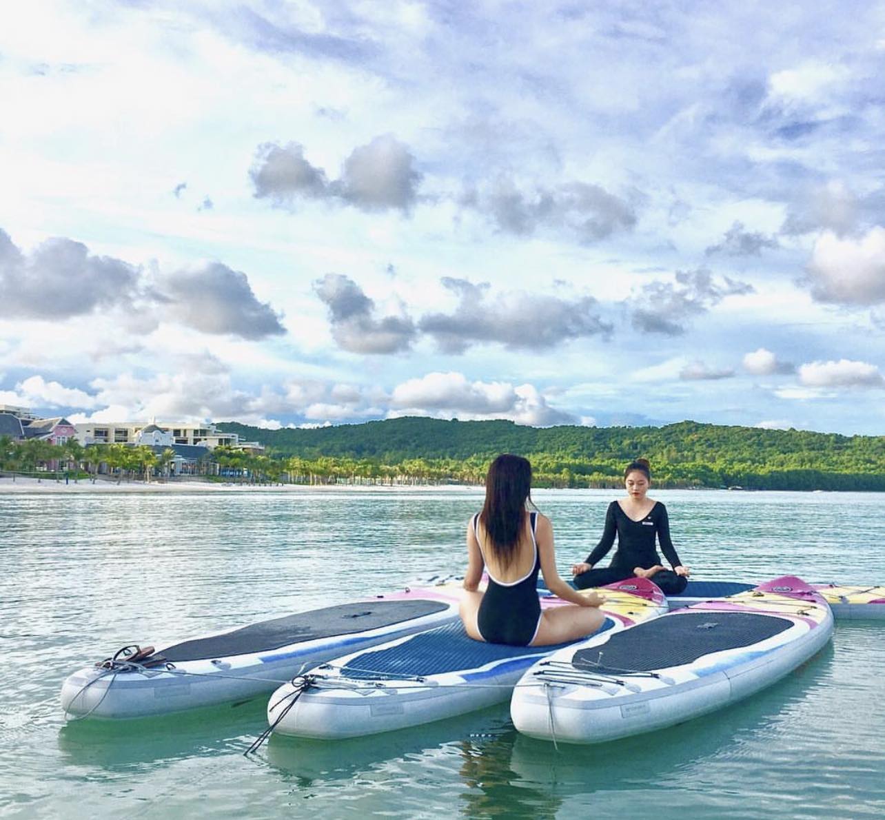 "Nữ giám đốc có body phồn thực đẹp nhất showbiz Việt" thích thiền trên mặt nước - 2