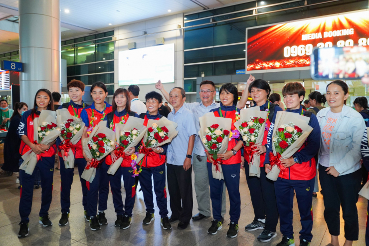 Hình ảnh đón đội tuyển bóng đá nữ Việt Nam tại Tân Sơn Nhất - 4