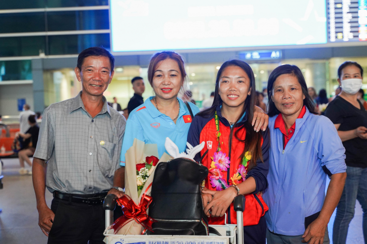 Hình ảnh đón đội tuyển bóng đá nữ Việt Nam tại Tân Sơn Nhất - 7