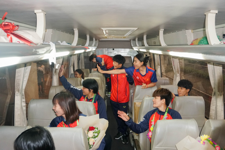 Hình ảnh đón đội tuyển bóng đá nữ Việt Nam tại Tân Sơn Nhất - 11