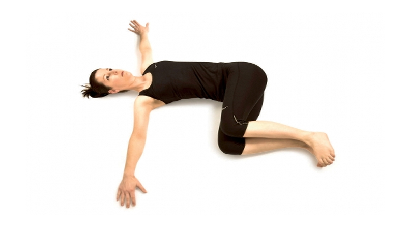 5 động tác yoga cốt lõi giúp chị em có eo săn chắc - 2